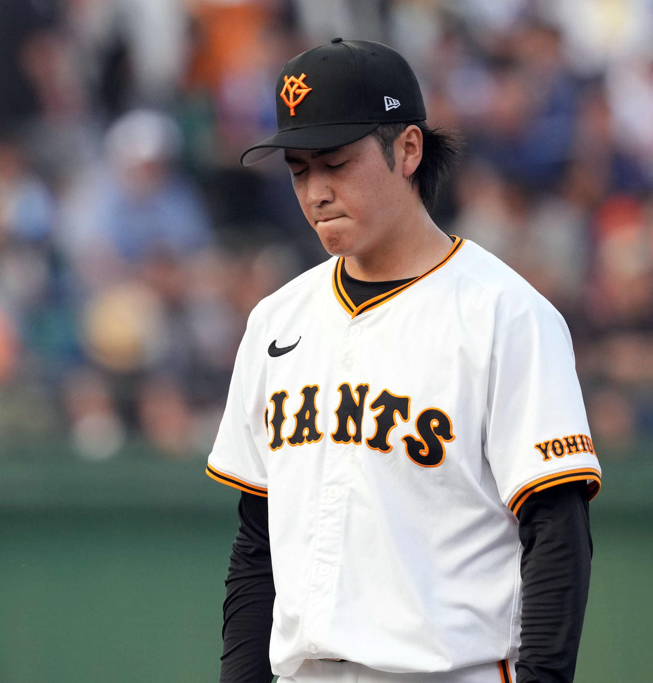 巨人対中日　2回表、中日に先制を許し悔しそうな表情を見せる西舘（撮影・たえ見朱実）