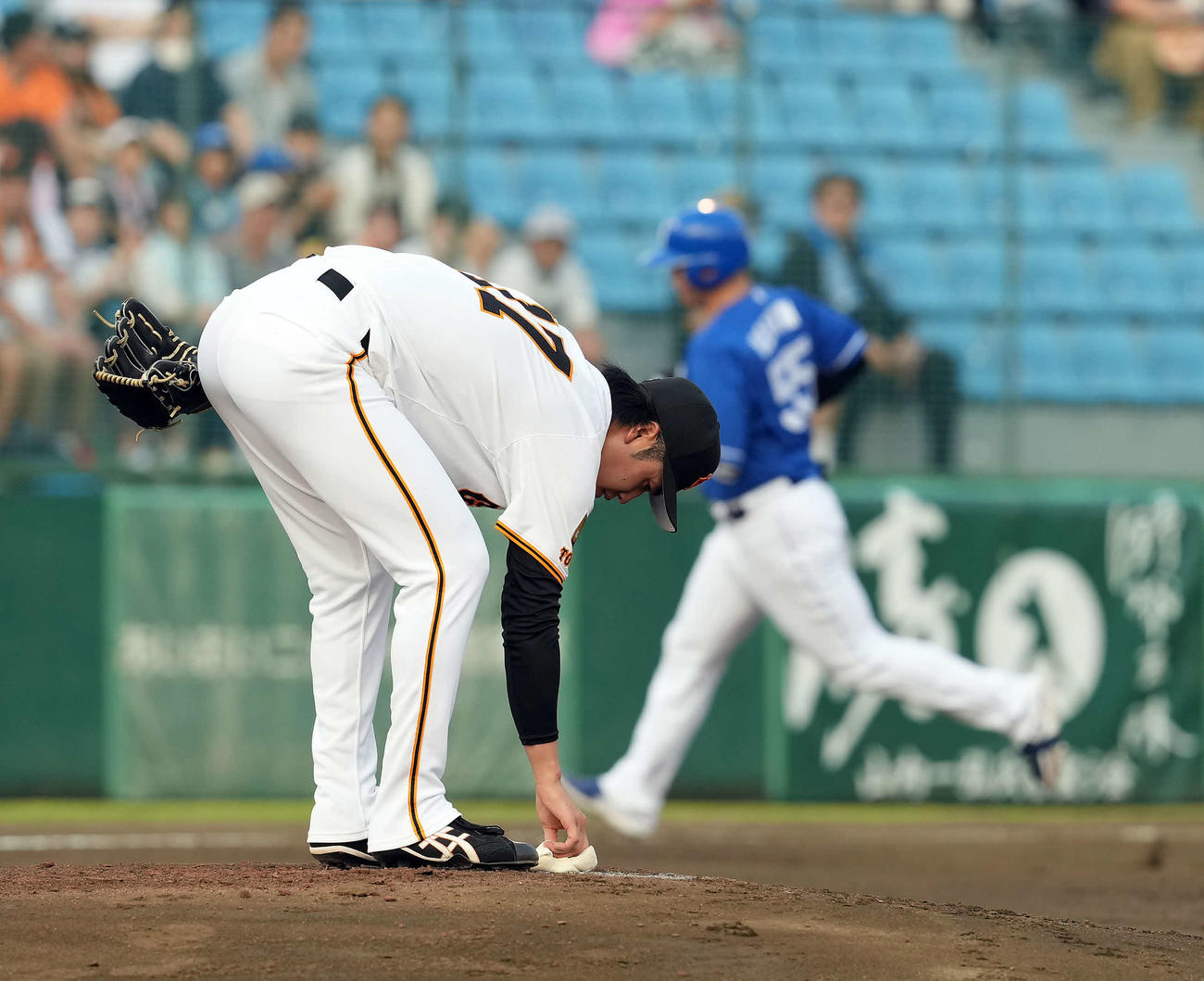 巨人対中日　2回表中日無死、細川に先制のソロ本塁打を許す西舘（撮影・たえ見朱実）