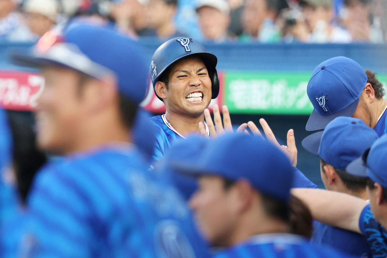ヤクルト対DeNA 1回表DeNA無死一塁、佐野の中適時二塁打で生還しタッチを交わす桑原（撮影・宮地輝）