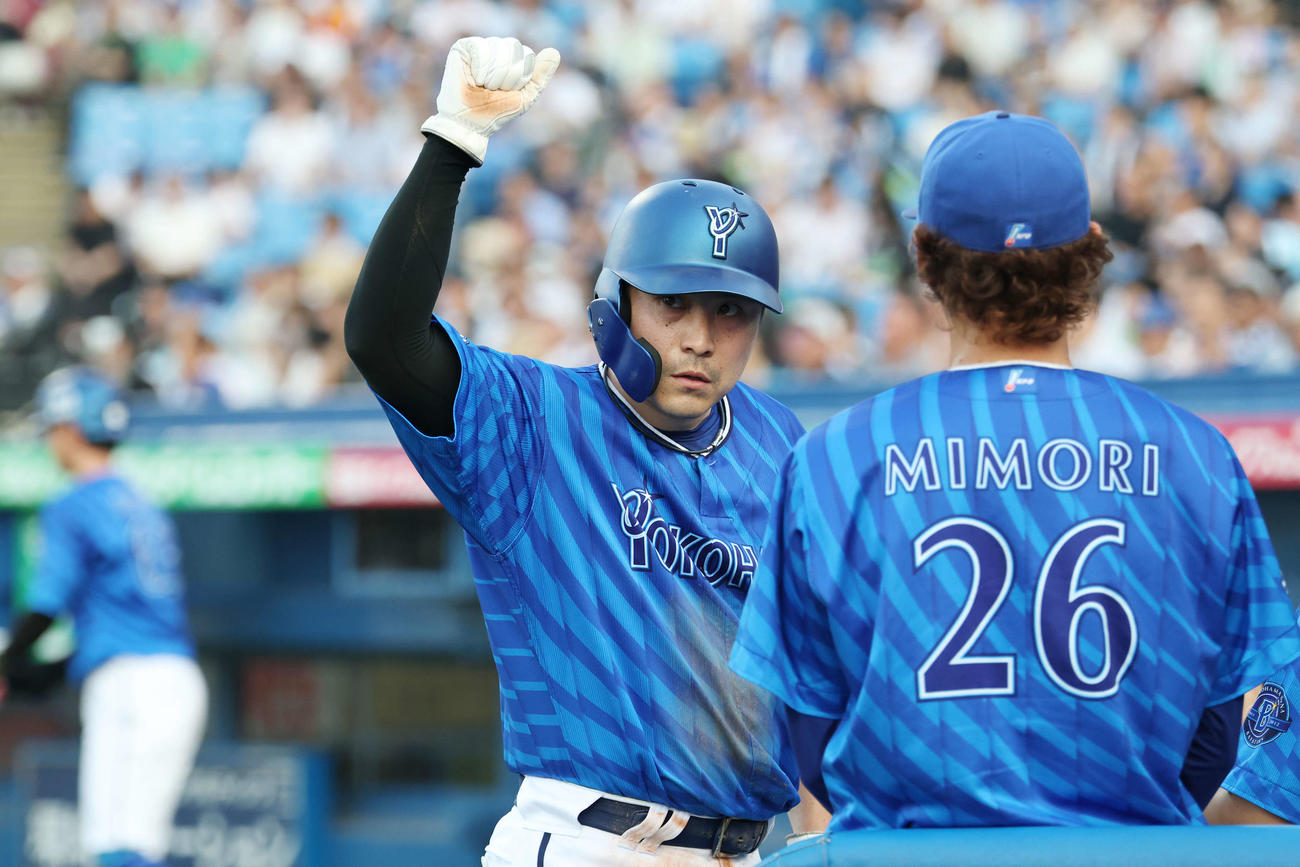 ヤクルト対DeNA 1回表DeNA1死一、三塁、井上の左犠飛で生還した佐野（撮影・宮地輝）