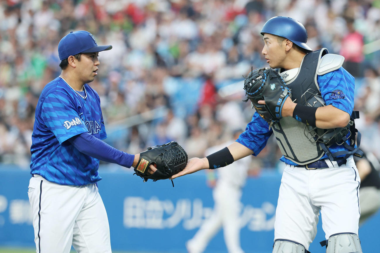 ヤクルト対DeNA 2回裏を無失点に抑えタッチを交わすDeNA東（左）と山本（撮影・宮地輝）