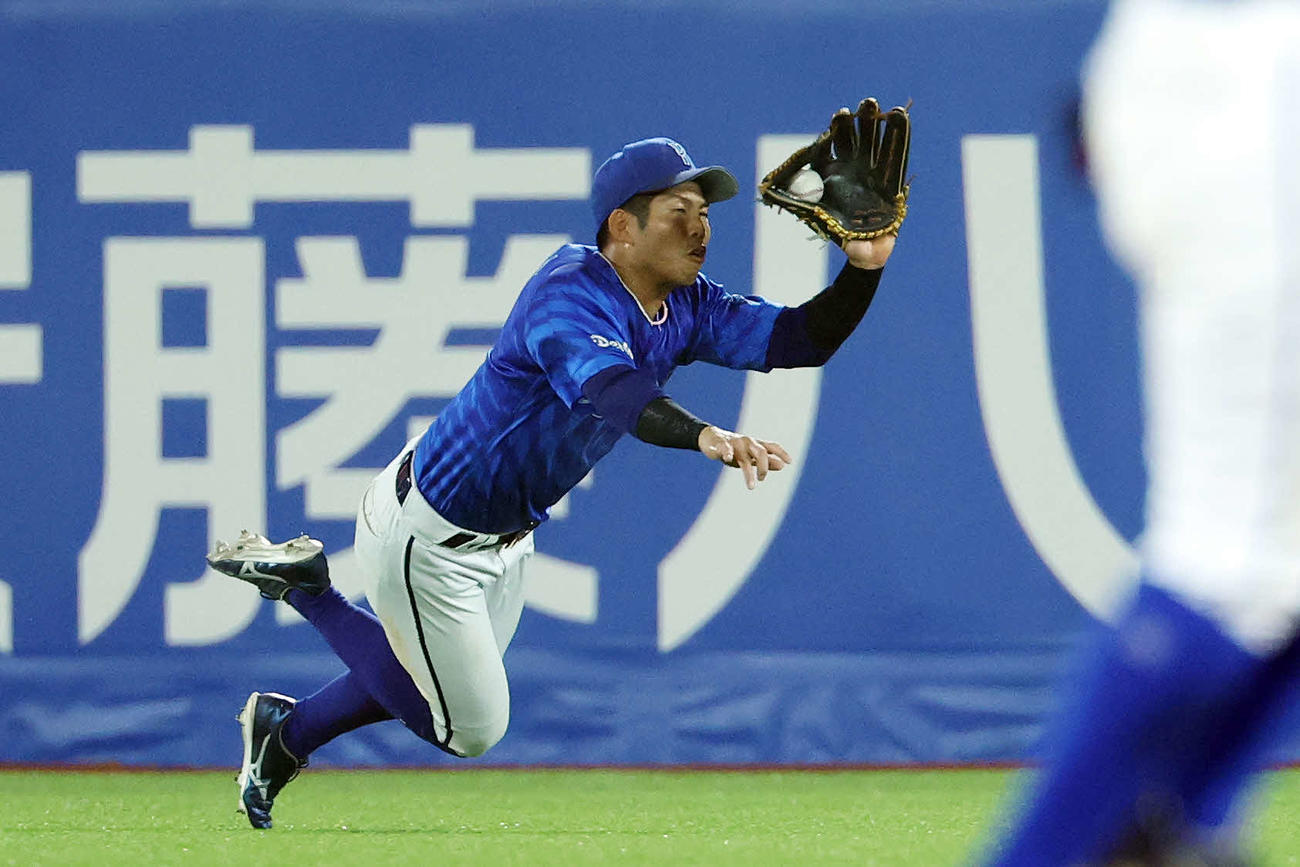 ヤクルト対DeNA 7回裏ヤクルト2死、古賀の中飛を好捕する桑原（撮影・宮地輝）
