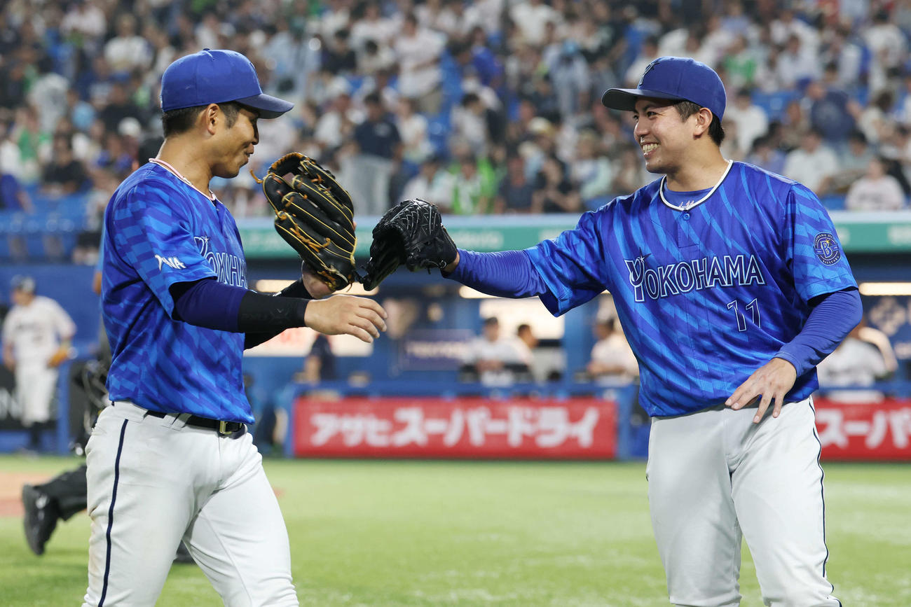 ヤクルト対DeNA 7回裏ヤクルト2死、古賀の中飛を好捕した桑原（左）と笑顔でタッチする東（撮影・宮地輝）