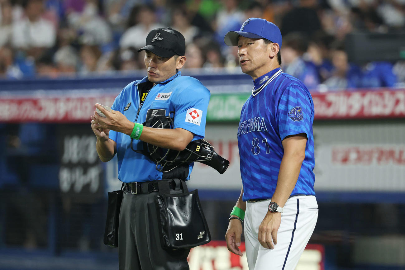 ヤクルト対DeNA 8回裏、選手交代を告げるDeNA三浦監督（撮影・宮地輝）