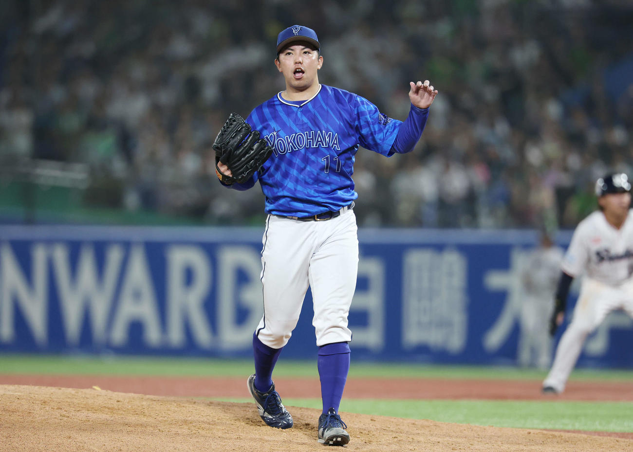 ヤクルト対DeNA 6回裏ヤクルト2死一塁、オスナから空振り三振を奪う東（撮影・宮地輝）