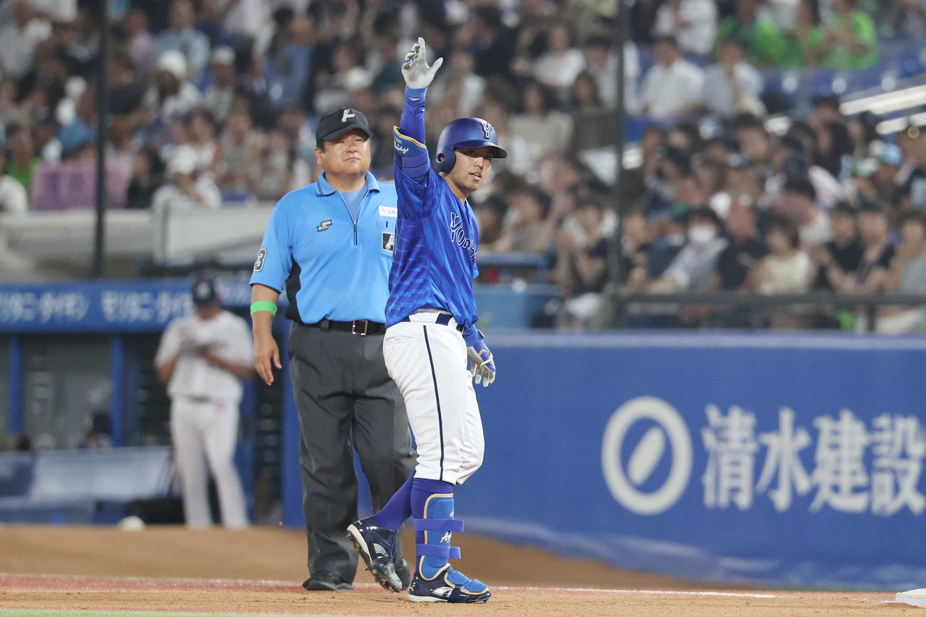 ヤクルト対DeNA 6回表DeNA2死二塁、右前打を放った東（撮影・宮地輝）