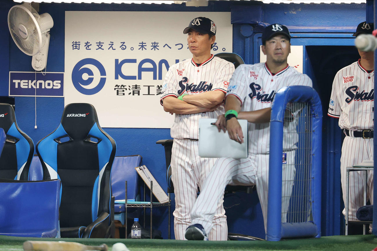 ヤクルト対DeNA　厳しい表情で戦況を見つめるヤクルト高津監督（左）（撮影・宮地輝）