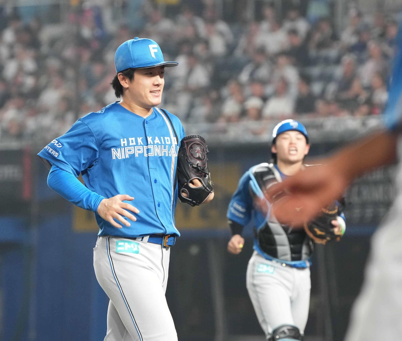 ロッテ対日本ハム　日本ハム先発の北山（左）は5回の投球を終え笑顔でベンチへ引き揚げる（撮影・小沢裕）