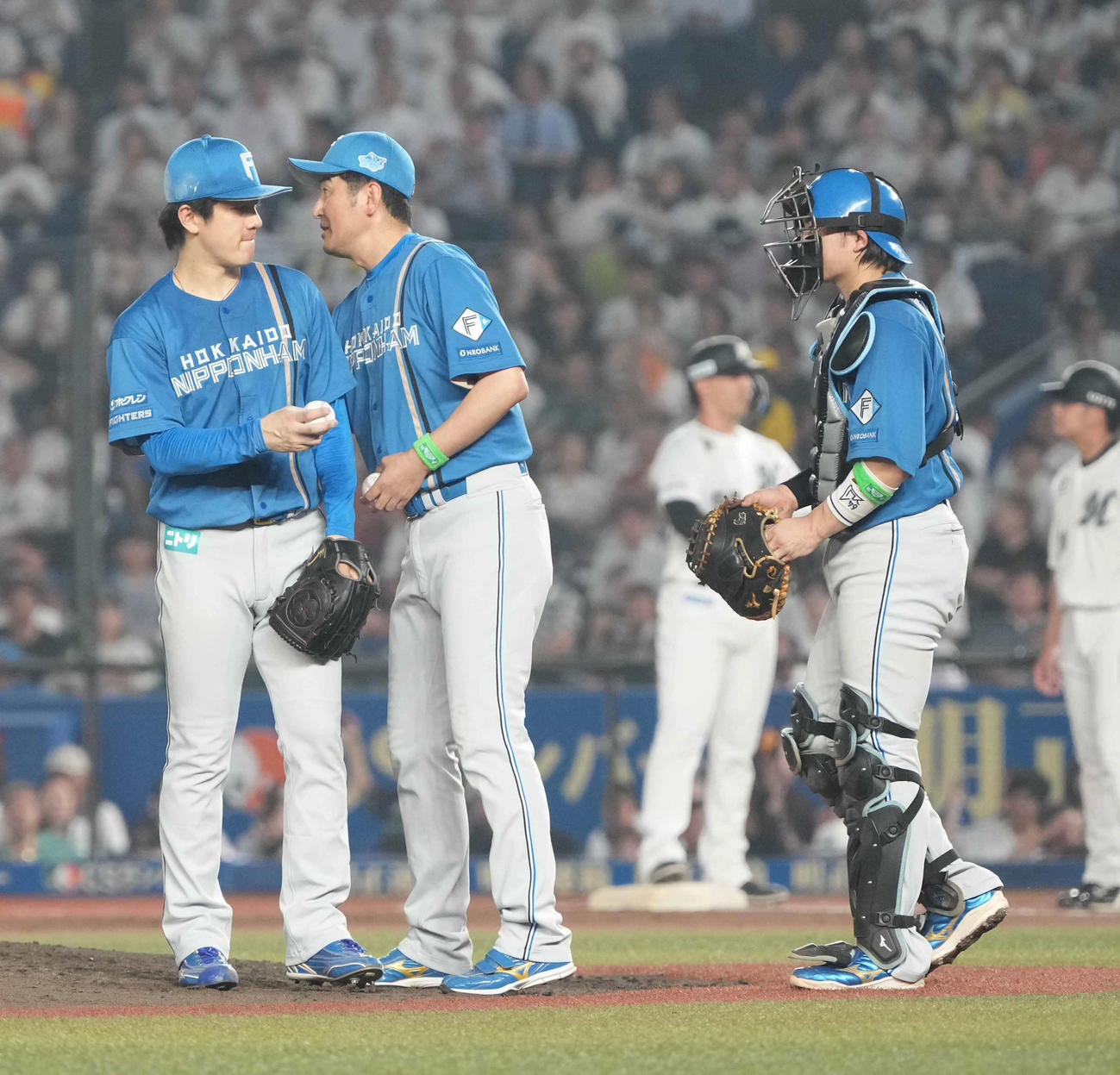 ロッテ対日本ハム　6回裏ロッテ2死一、二塁、同点に追いつかれ降板する日本ハム先発の北山（左）（撮影・小沢裕）