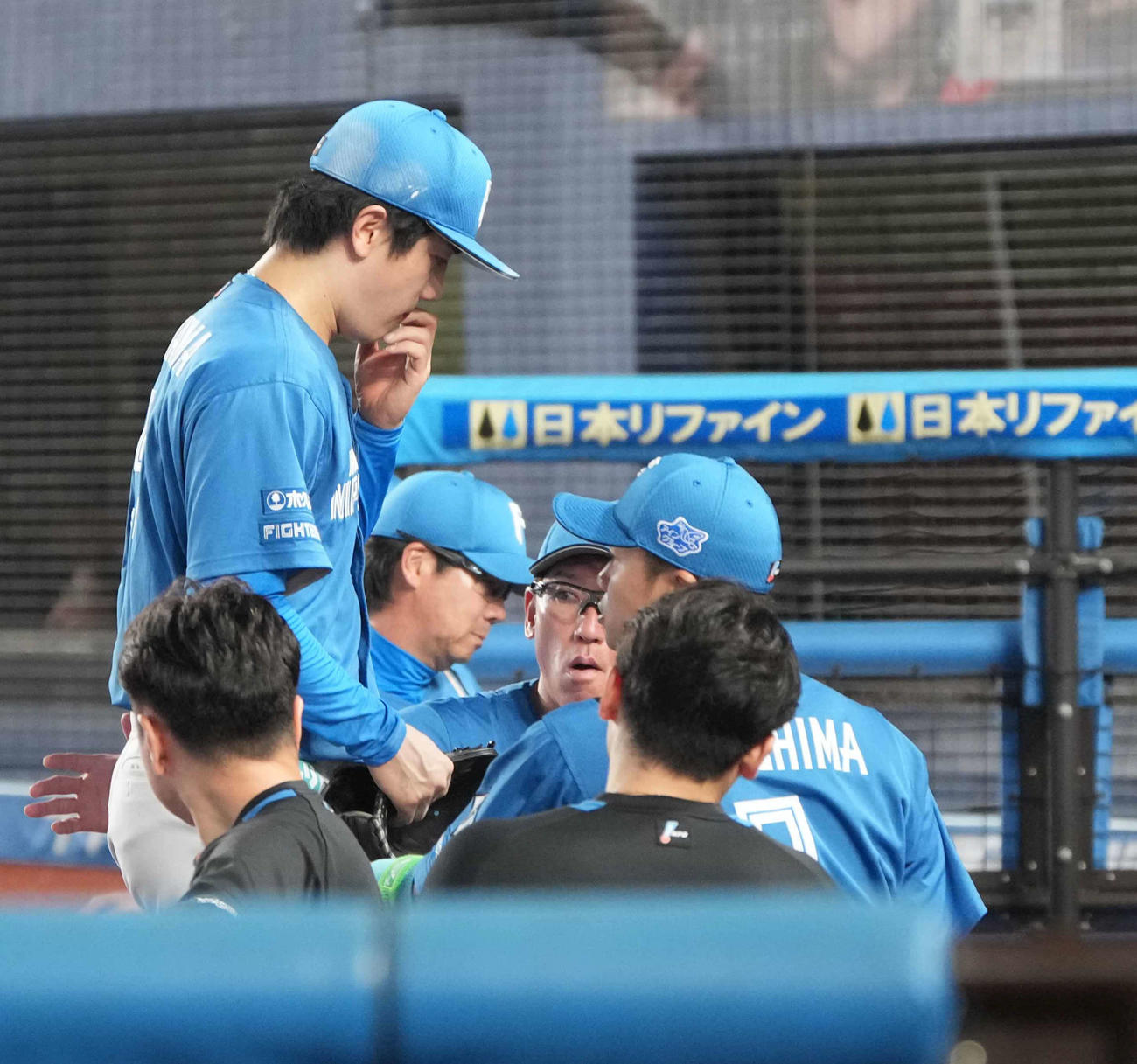 ロッテ対日本ハム　6回裏ロッテ2死一、二塁、同点に追いつかれ降板する日本ハム先発の北山（中央）（撮影・小沢裕）