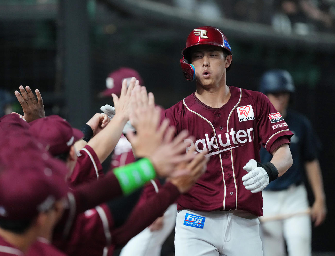 西武対楽天　4回表楽天1死、右越えにソロ本塁打を放ち、タッチで迎えられる辰己（撮影・菅敏）
