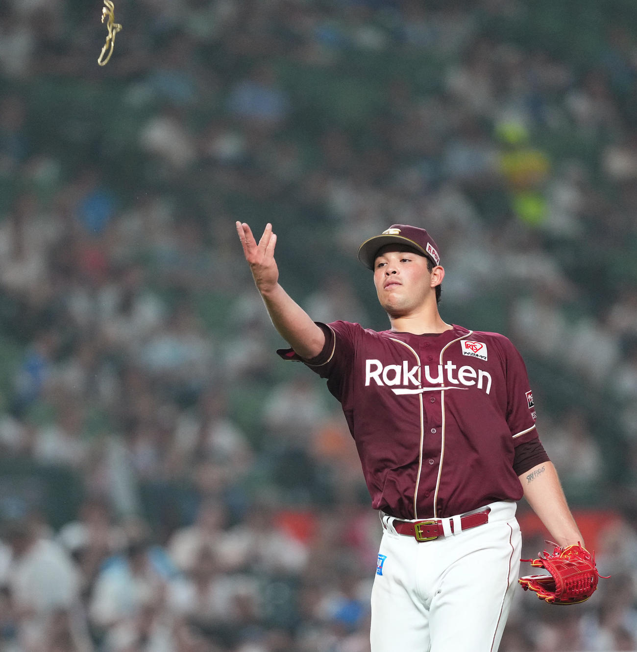 西武対楽天　7回途中、ベンチ向かってネックスレスを投げる楽天ヤフーレ（撮影・菅敏）