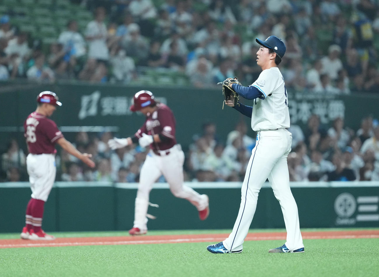 西武対楽天　4回表楽天2死二塁、黒川史陽（後方左から2人目）に2点本塁打を打たれ、肩を落とす黒田（撮影・菅敏）