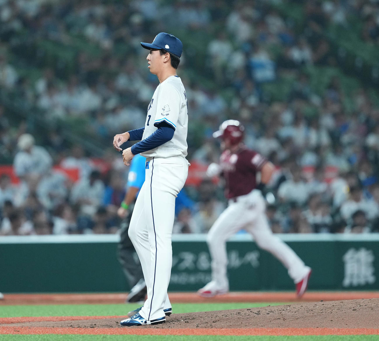 西武対楽天　3回表楽天無死、ボイト（後方）にソロ本塁打を打たれ、肩を落とす黒田（撮影・菅敏）