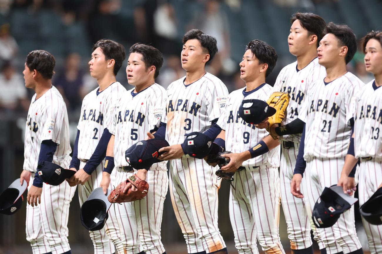 日本対米国　試合後、スタンドにあいさつする日本ナイン（撮影・黒川智章）