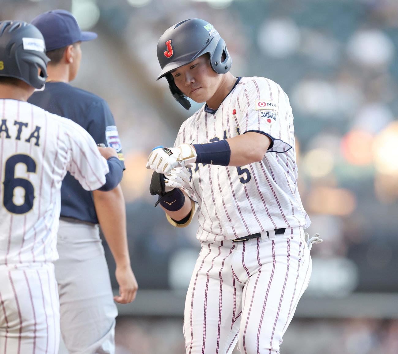 日米大学野球選手権　日本対米国　1回裏日本2死、右前打を放つ小田（撮影・黒川智章）