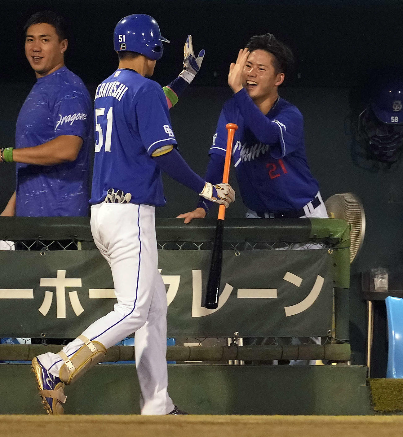 巨人対中日　8回表中日2死、勝ち越しのソロ本塁打を放った上林を迎える金丸（右）（撮影・たえ見朱実）