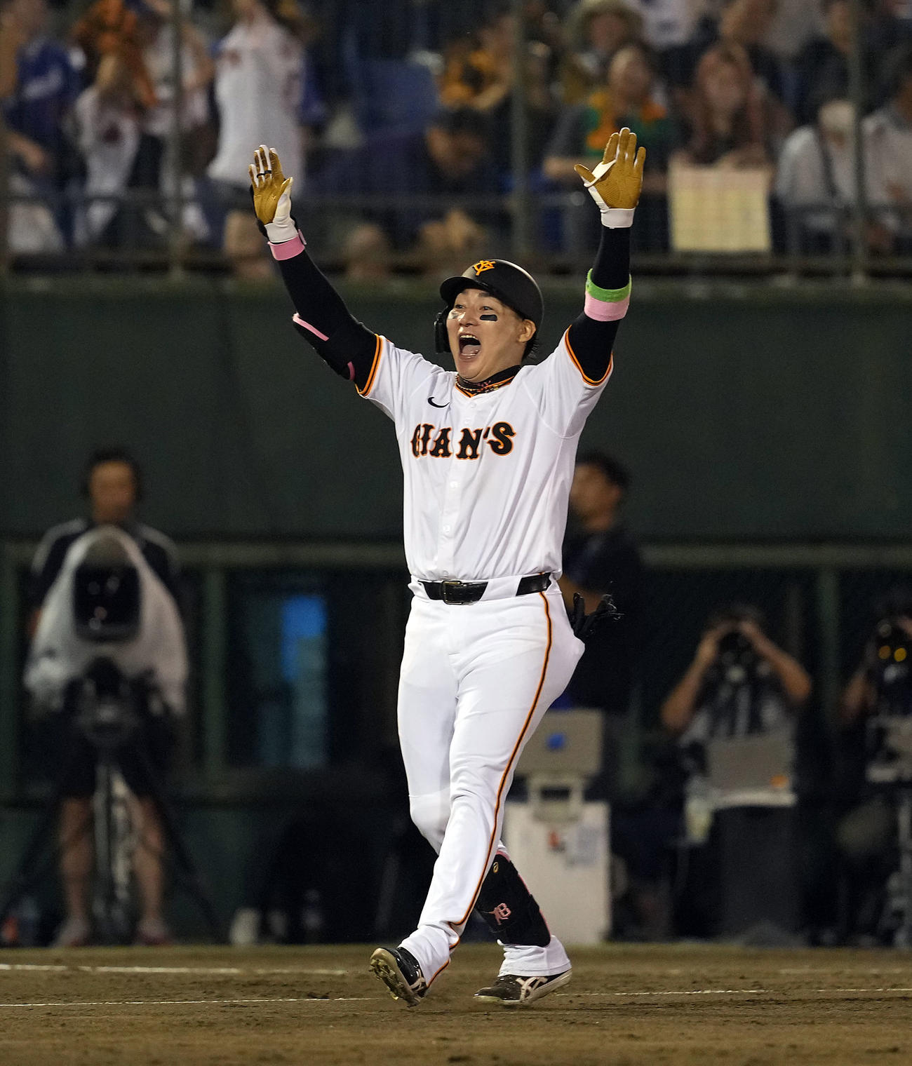 巨人対中日　9回裏巨人2死一、二塁、サヨナラ打を放ち喜ぶ丸（撮影・たえ見朱実）