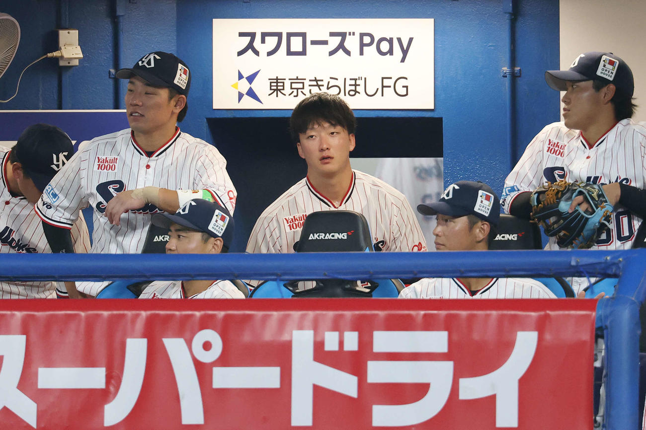 ヤクルト対DeNA 5回裏ヤクルト2死一塁、代打を送られた吉村（中央）（撮影・宮地輝）