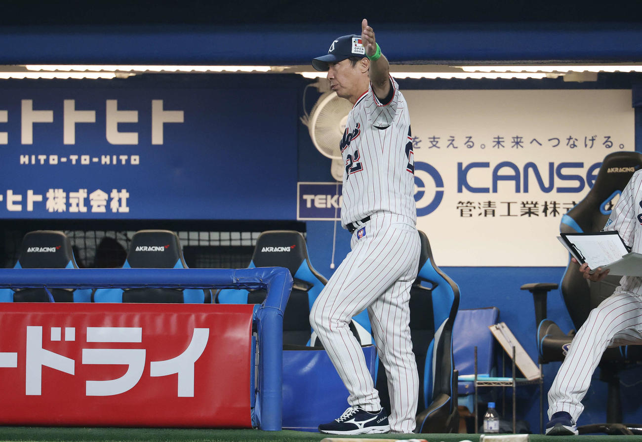 ヤクルト対DeNA 5回裏ヤクルト2死一塁、代打を送る高津監督（撮影・宮地輝）
