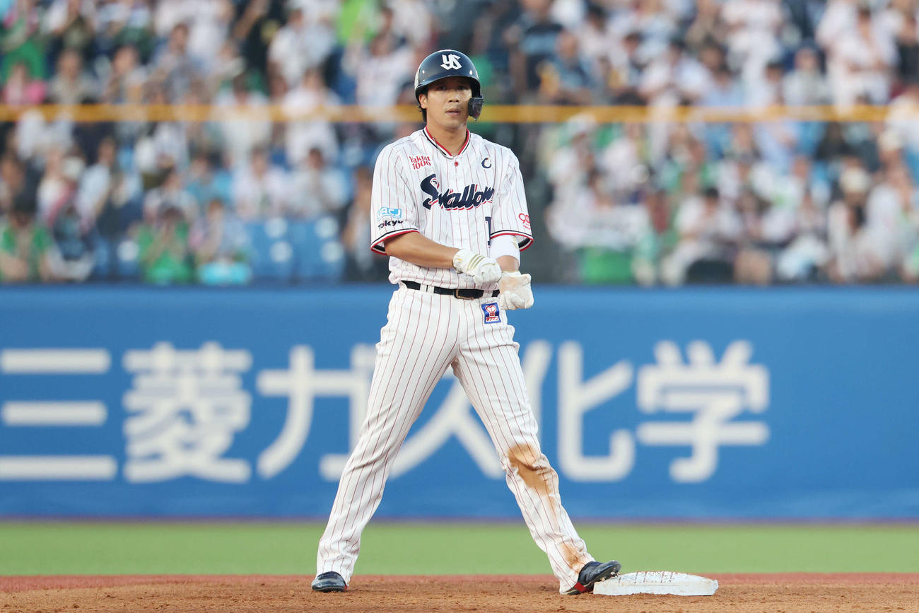 ヤクルト対DeNA 2回裏ヤクルト1死一塁、二塁盗塁を決めた山田（撮影・宮地輝）