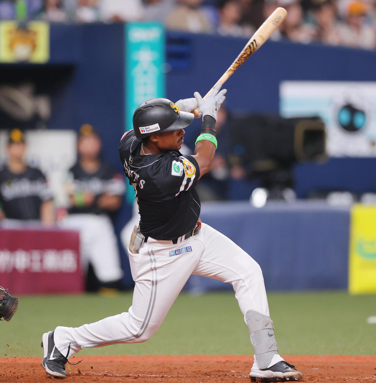 オリックス対ソフトバンク　5回表ソフトバンク2死満塁、ダウンズは左3点適時二塁打を放つ（撮影・上山淳一）
