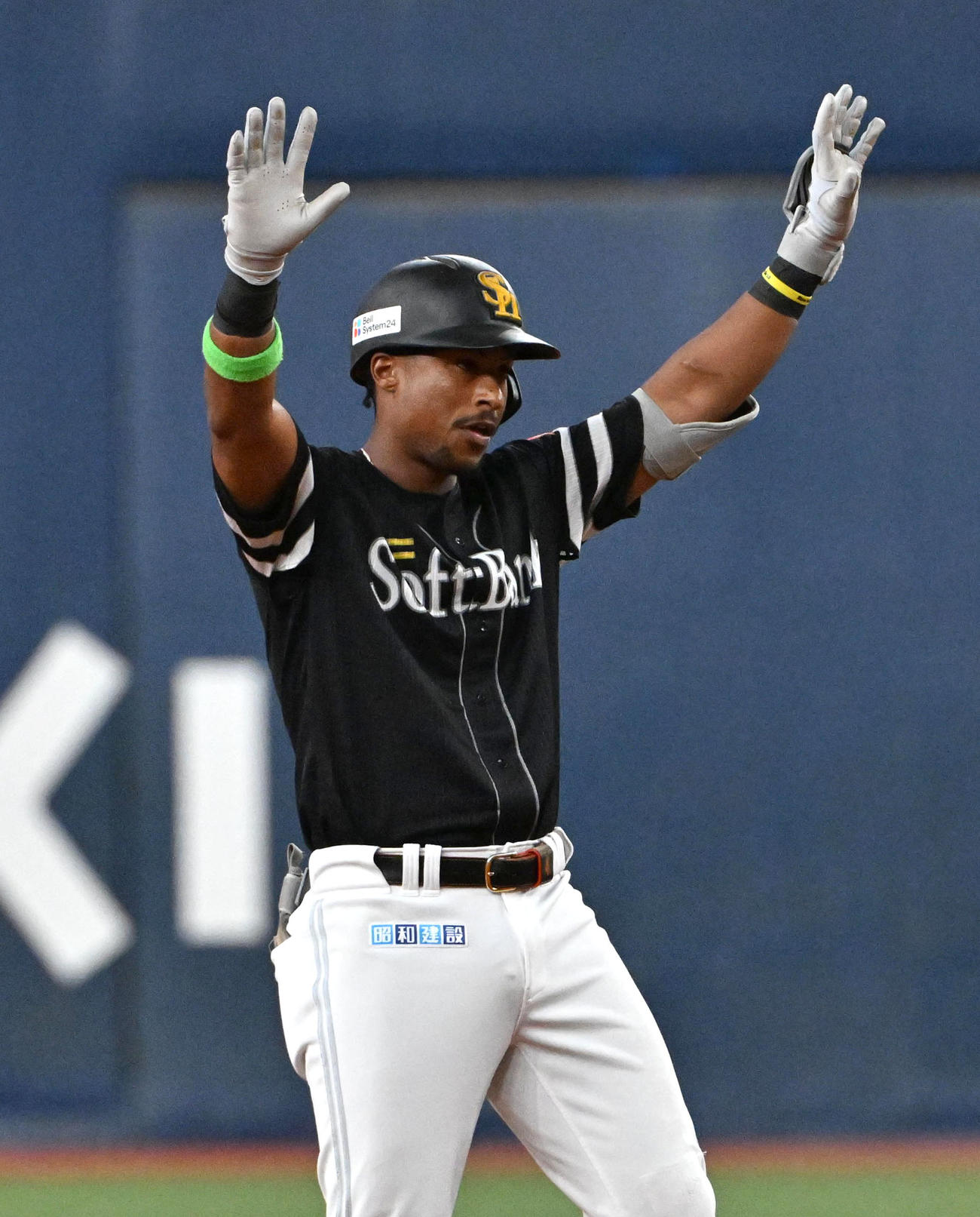 オリックス対ソフトバンク　5回表ソフトバンク2死満塁　ダウンズは左適時打を放つ（撮影・石井愛子）