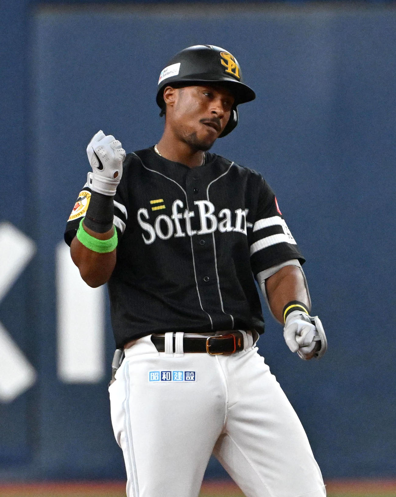 オリックス対ソフトバンク　5回表ソフトバンク2死満塁　ダウンズは左適時打を放つ（撮影・石井愛子）