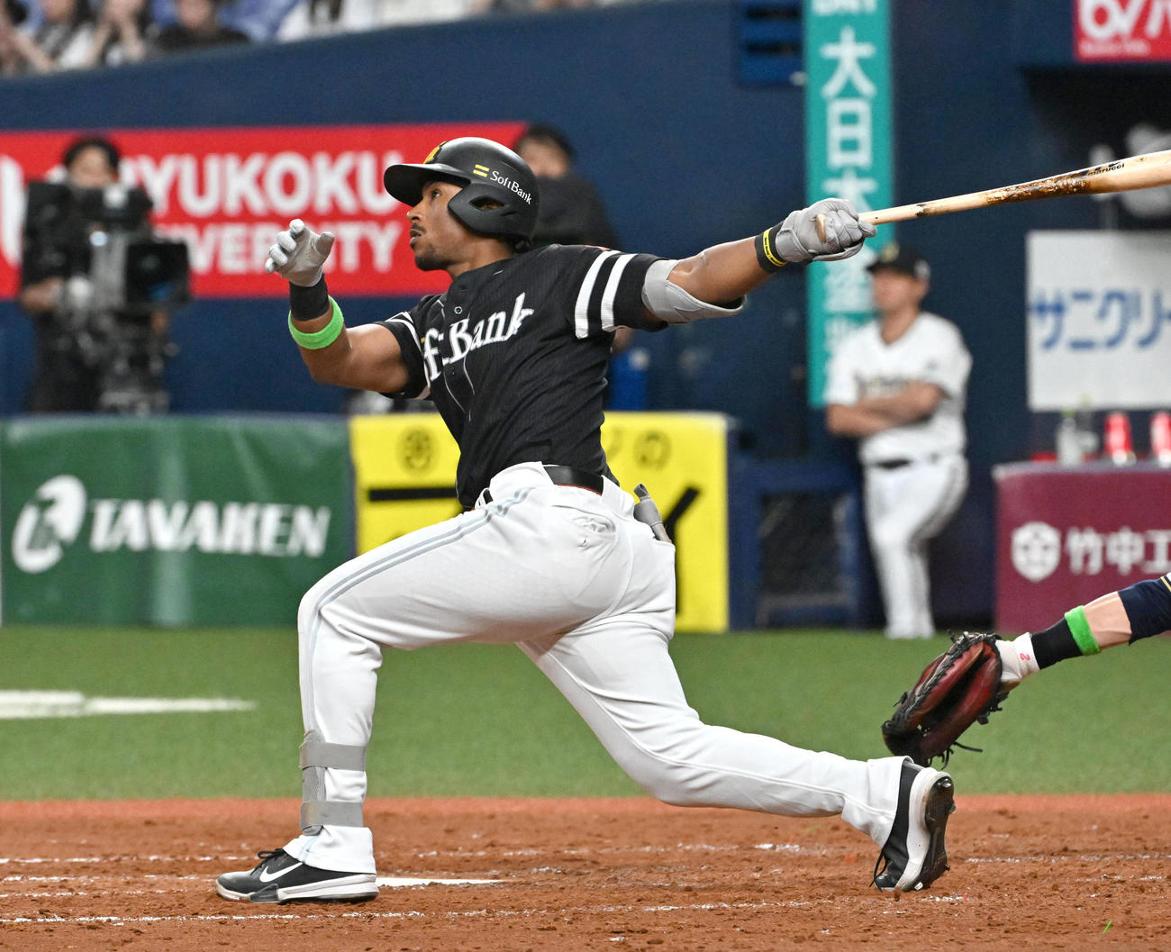 オリックス対ソフトバンク　5回表ソフトバンク2死満塁　ダウンズは左適時打を放つ（撮影・石井愛子）