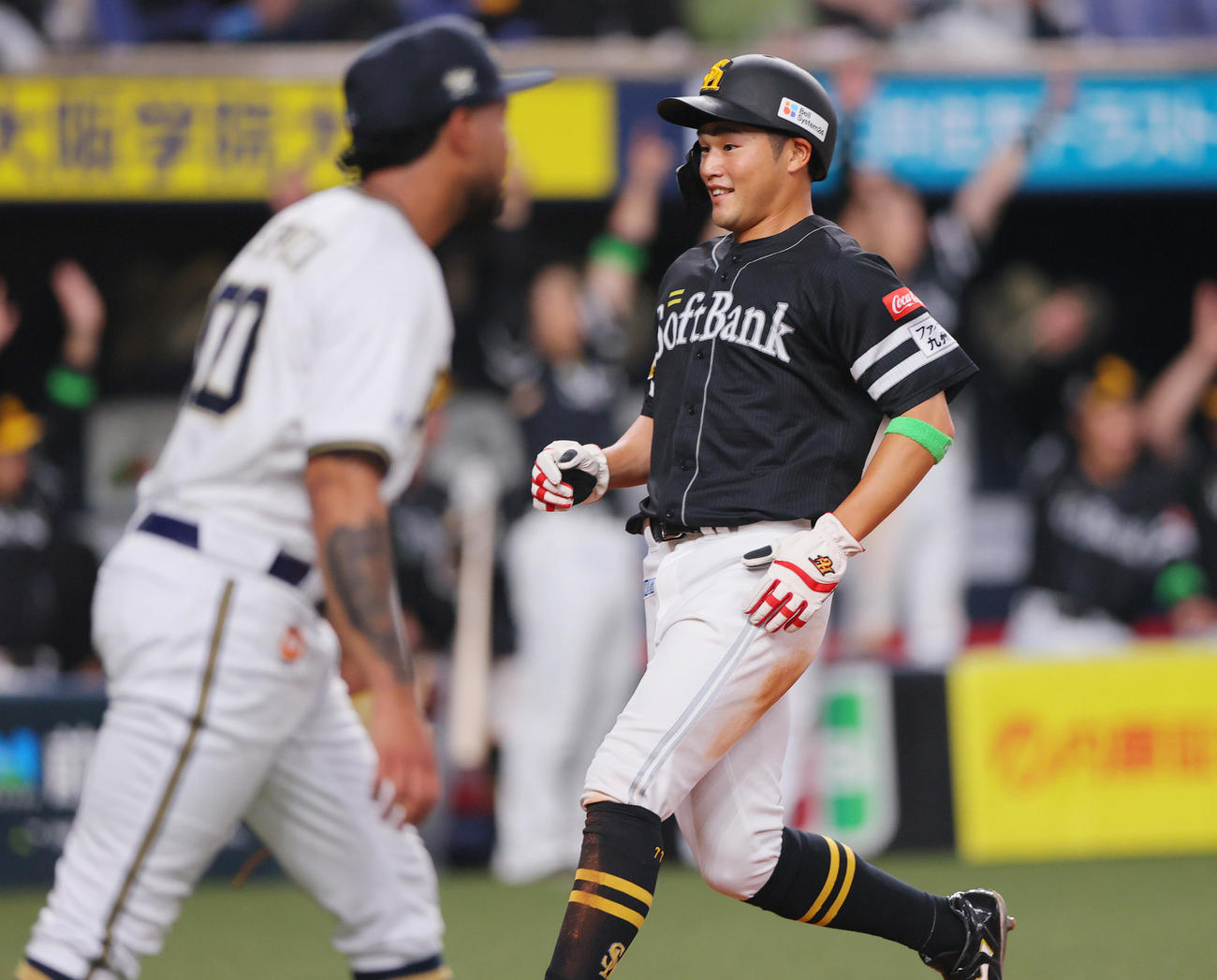 オリックス対ソフトバンク　5回表ソフトバンク2死満塁、一走山本（右）はダウンズの左3点適時二塁打で生還する（撮影・上山淳一）
