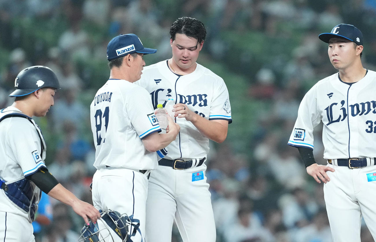 西武対楽天　2回途中、マウンドで水分をとる西武先発の渡辺（左から3人目）（撮影・菅敏）