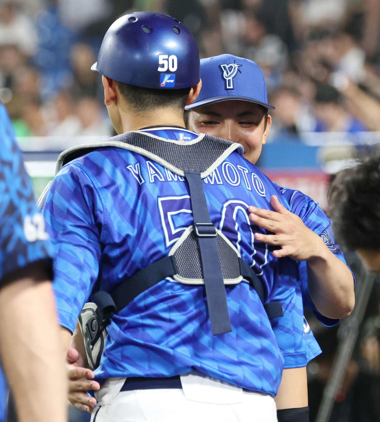 ヤクルト対DeNA DeNA山本（手前）と勝利の抱擁を交わす東（撮影・宮地輝）