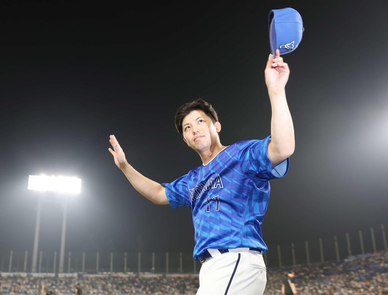 ヤクルト対DeNA　勝利しファンの声援に応えるDeNA東（撮影・宮地輝）