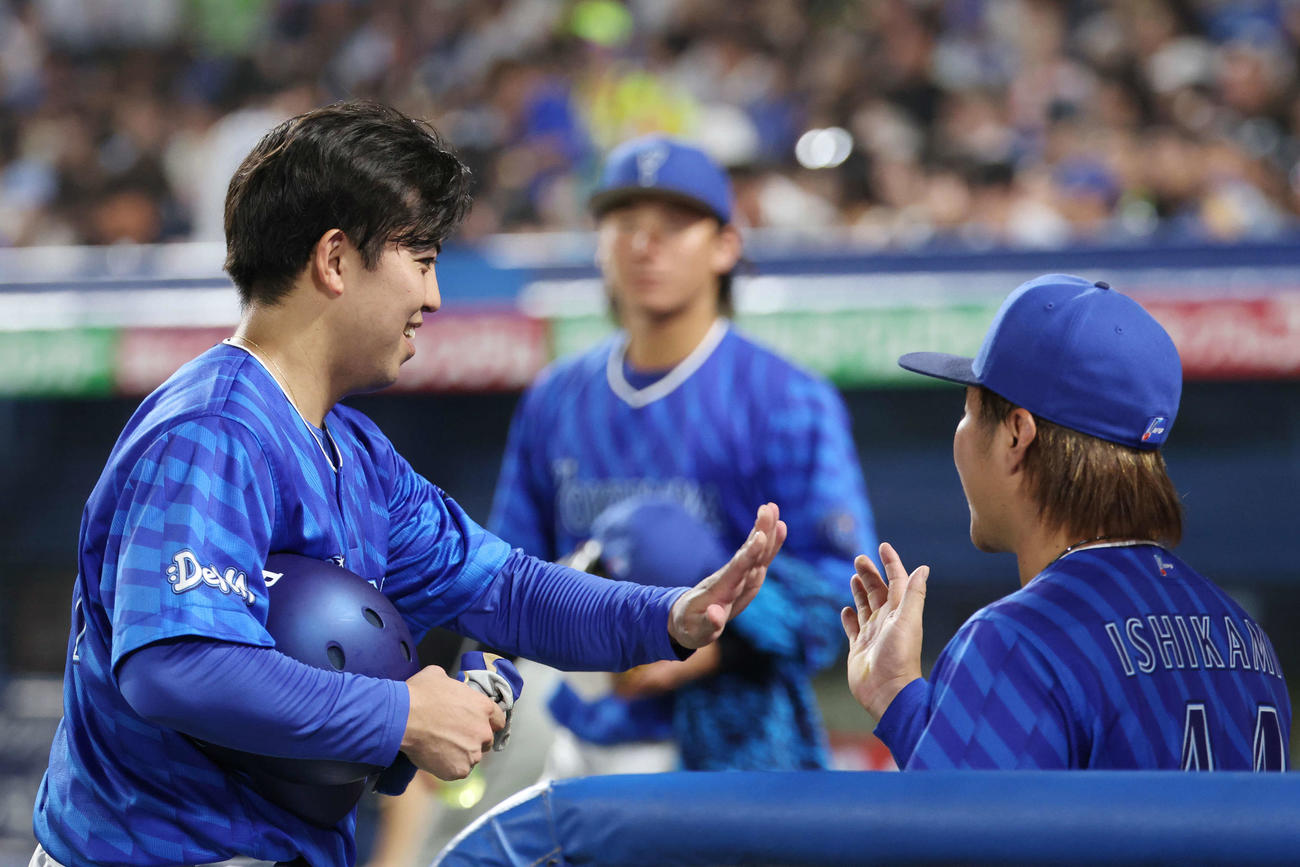 ヤクルト対DeNA 6回表DeNA2死二塁、右前打を放った東は笑顔でタッチを交わす（撮影・宮地輝）