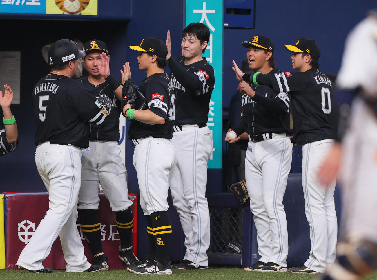 オリックス対ソフトバンク　5回表ソフトバンク2死満塁、有原（左から4人目）はダウンズの左3点適時二塁打で生還した山川を出迎える（撮影・上山淳一）