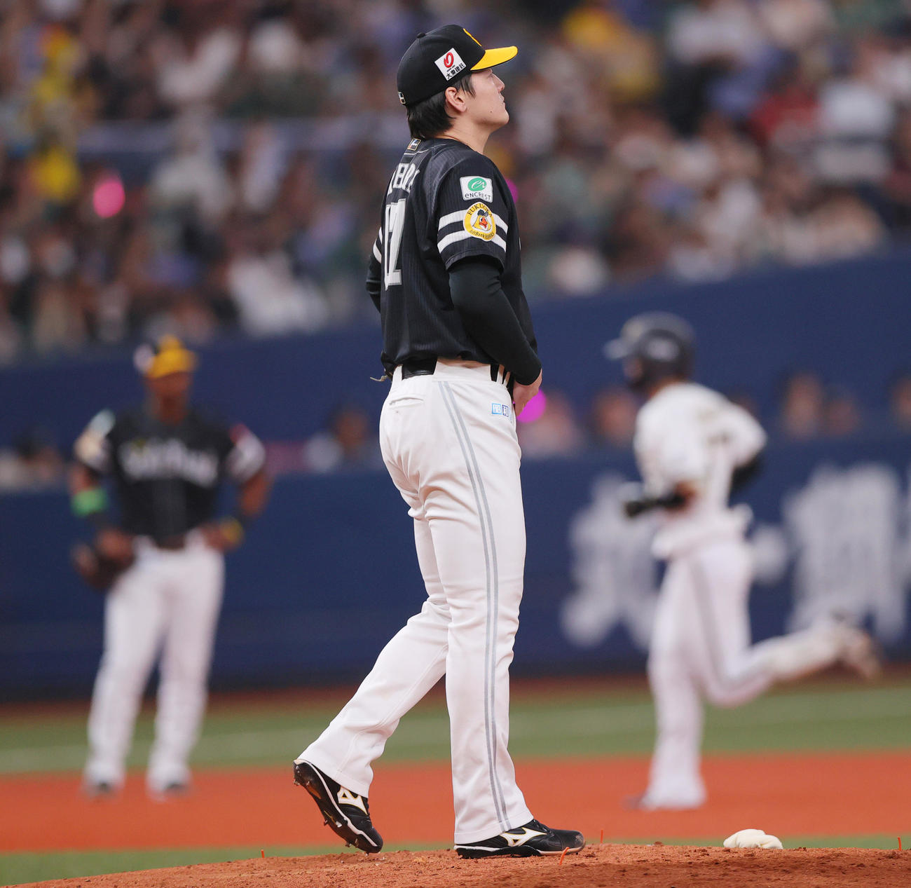 オリックス対ソフトバンク　3回裏オリックス無死、有原（手前）は中川に左越え本塁打を浴びる（撮影・上山淳一）