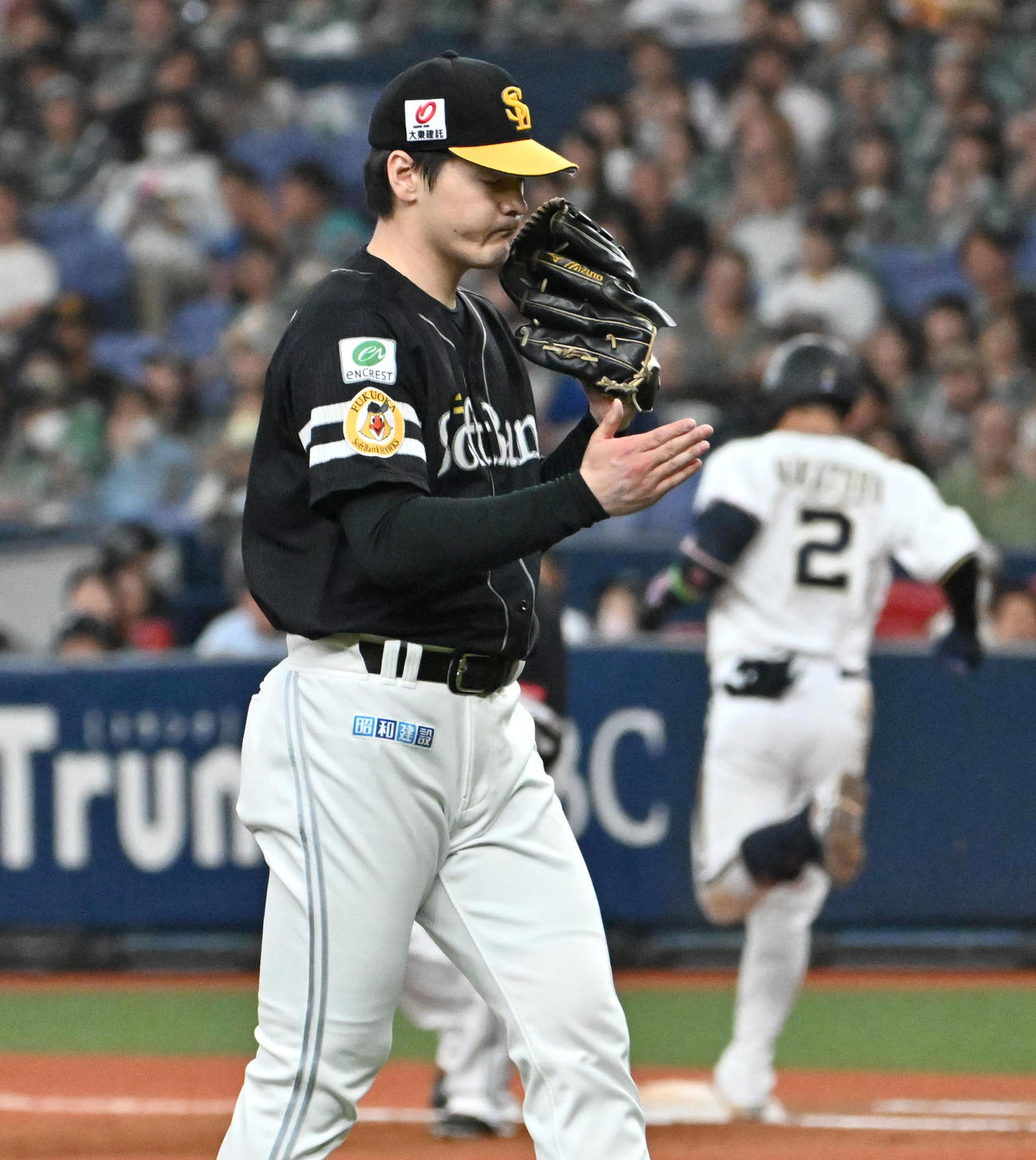 オリックス対ソフトバンク　6回裏オリックス2死一、二塁、有原（左）は若月を遊ゴロに打ち取り手を叩く（撮影・石井愛子）