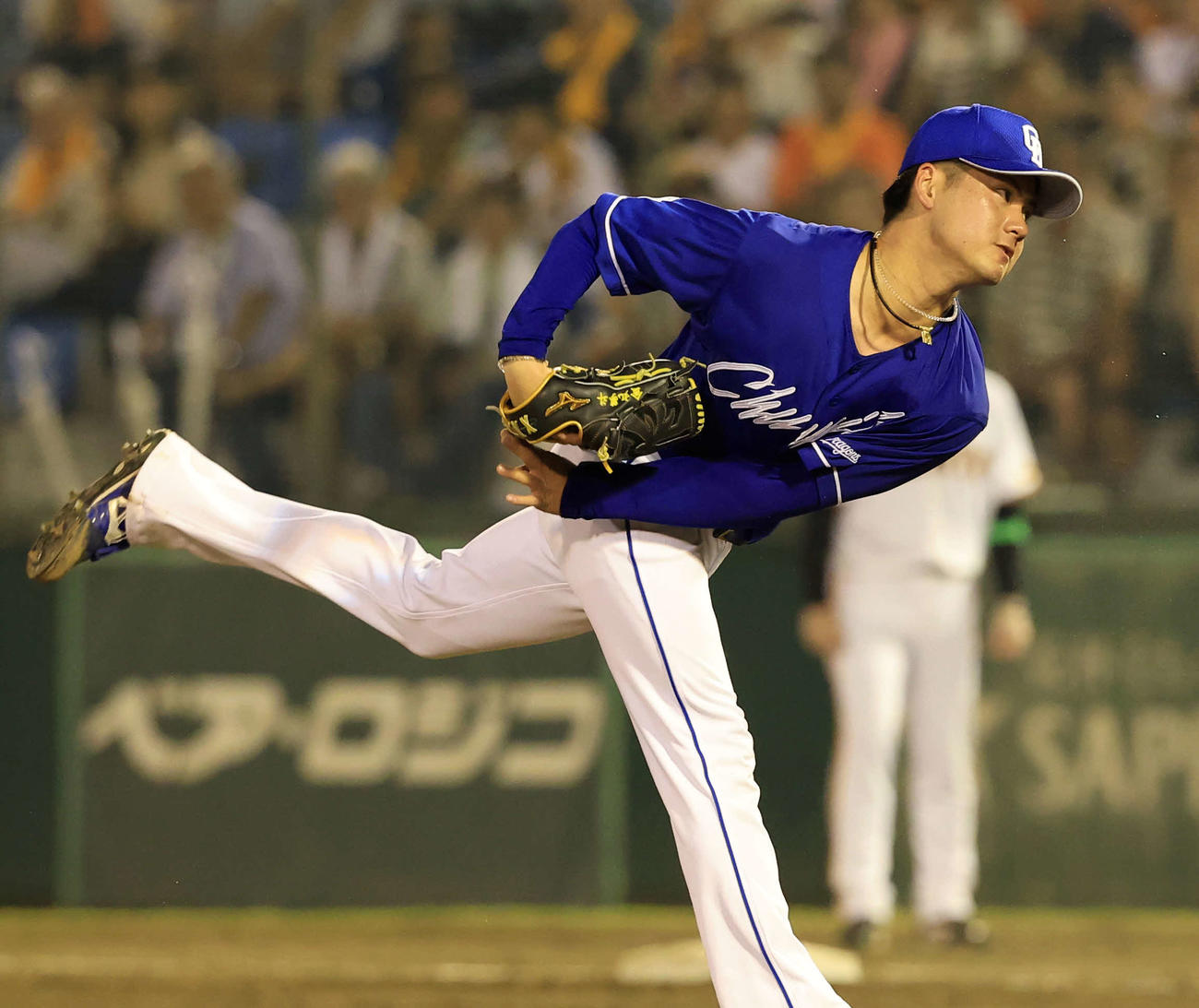 巨人対中日　5回裏巨人の攻撃で力投する金丸（撮影・浅見桂子）
