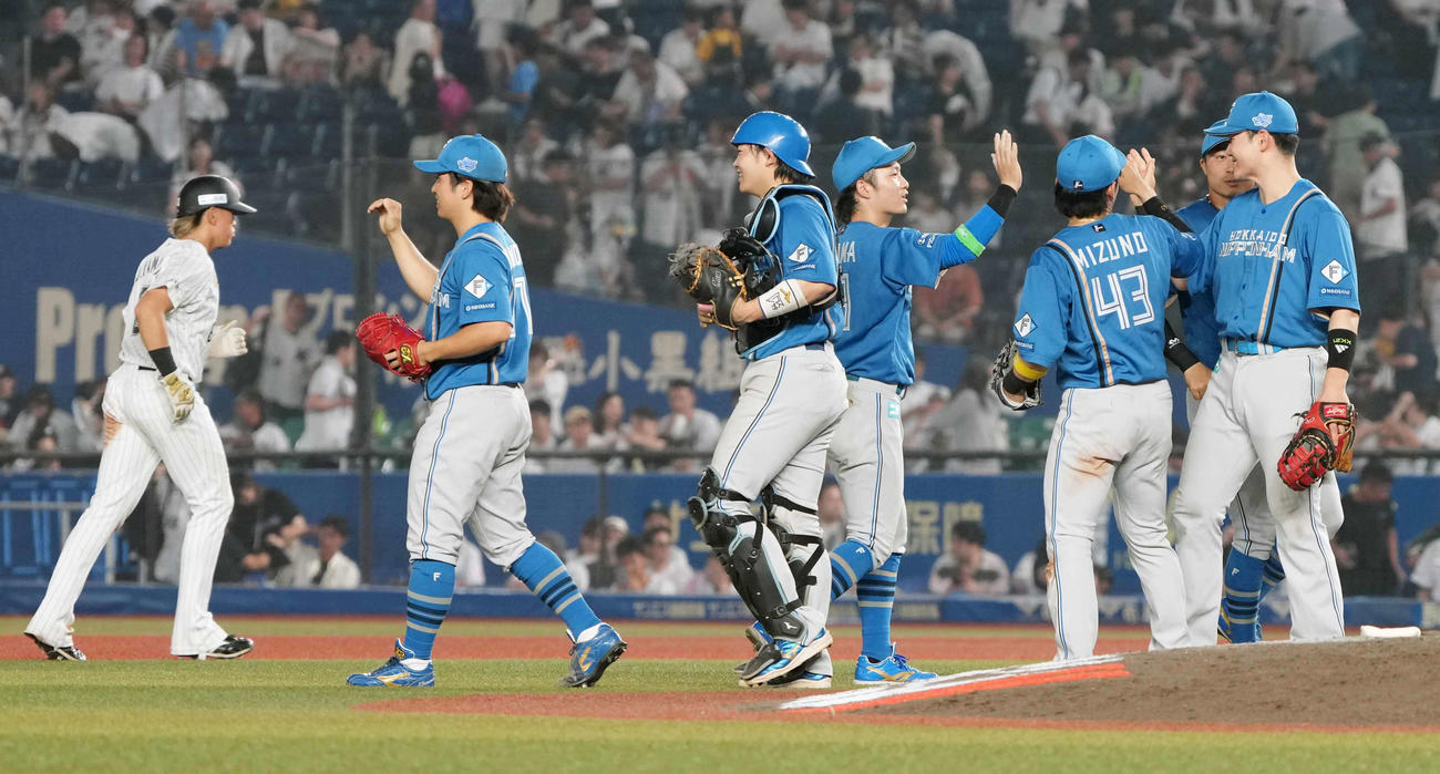 ロッテ対日本ハム　延長戦を制する勝利に沸く日本ハムナイン（撮影・小沢裕）