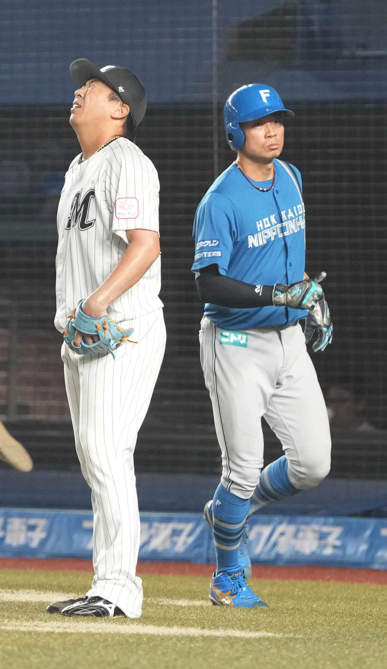 ロッテ対日本ハム　延長11回表日本ハム2死一、二塁、代打マルティネスは勝ち越しの右前適時打を許しがっくりするロッテ7番手で登板した益田（撮影・小沢裕）