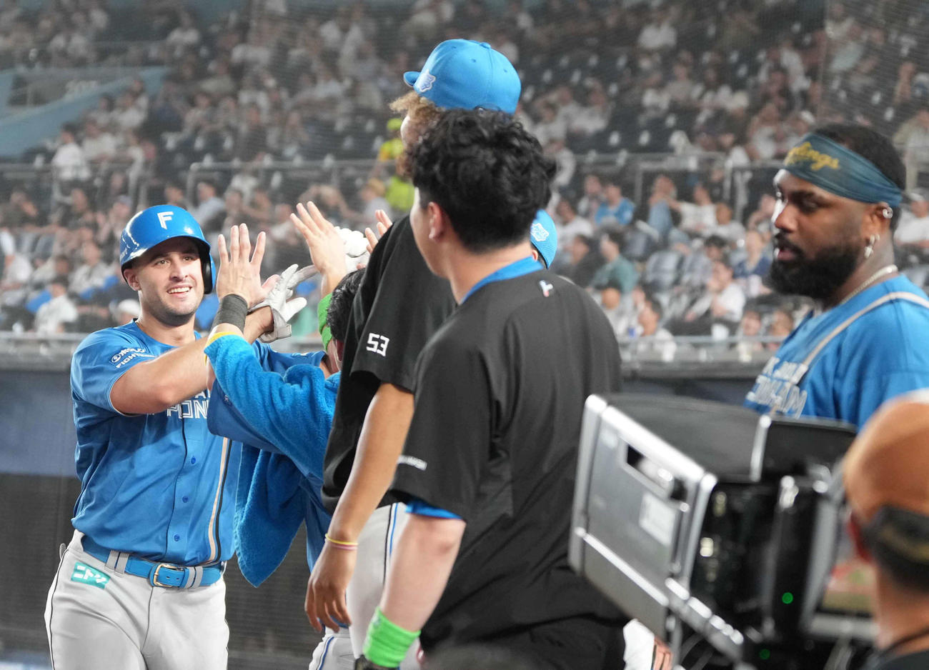 延長11回表日本ハム2死一、二塁、代打マルティネスは勝ち越しの右前適時打を放ちナインの祝福を受ける