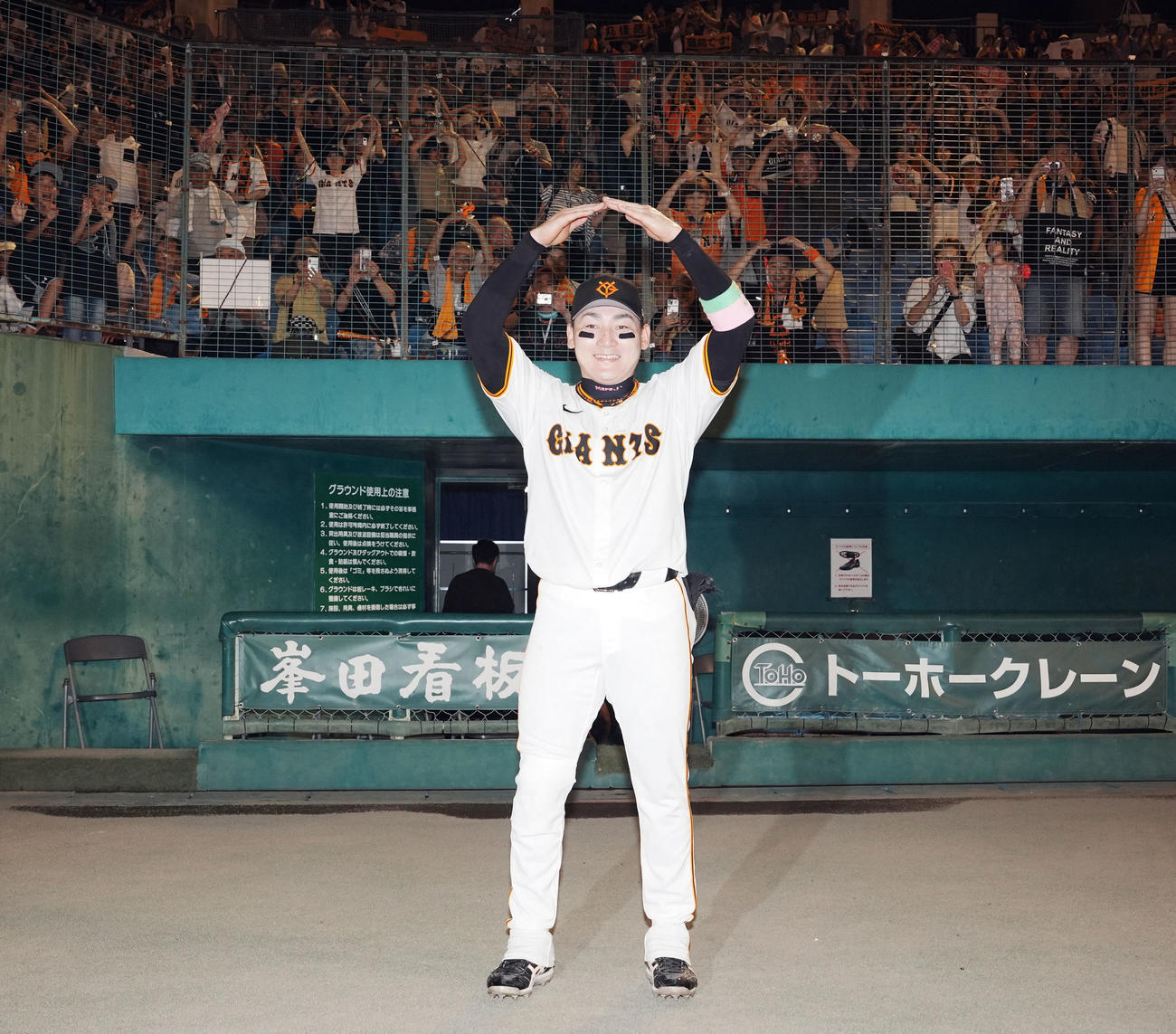 巨人対中日　中日に勝利し、ファンを背にポーズを決める巨人丸（撮影・たえ見朱実）