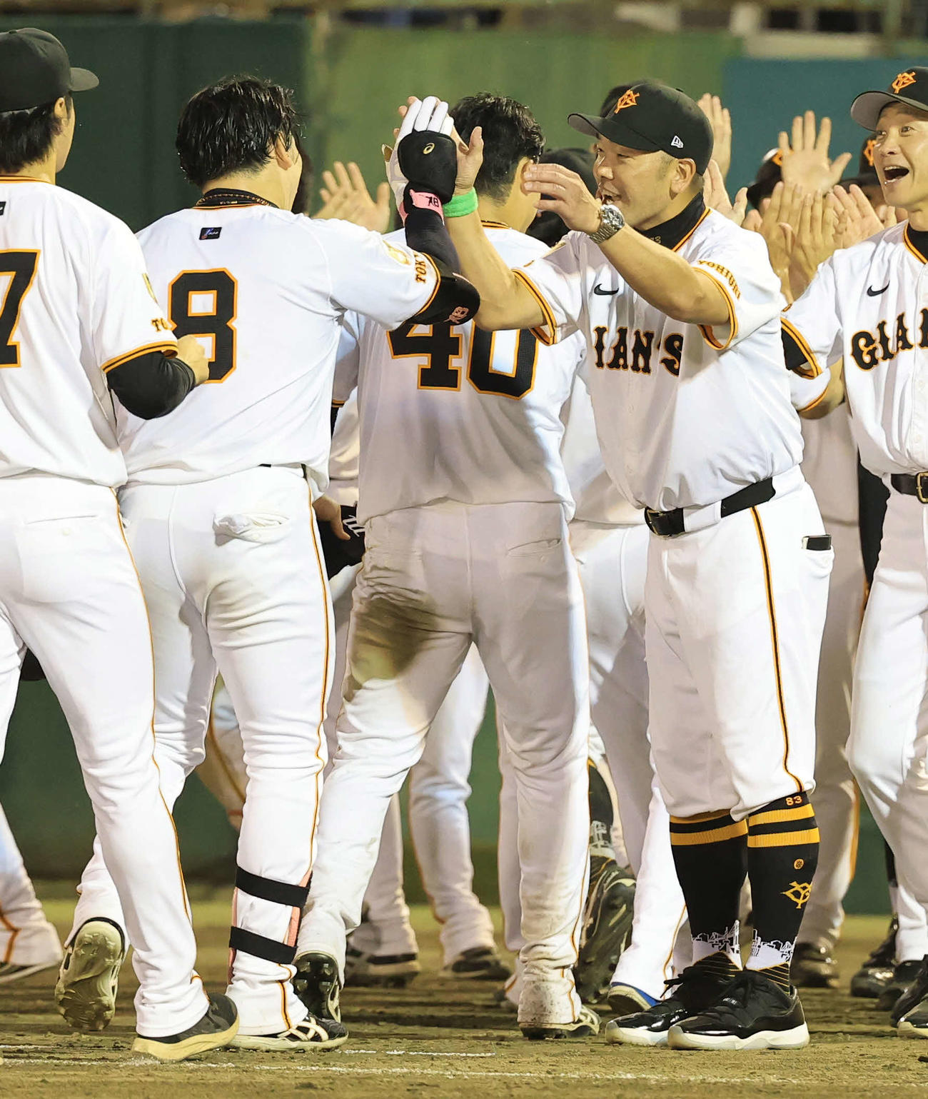 巨人対中日　9回裏巨人1死一、二塁、丸（左）がサヨナラ2点適時二塁打を放ち笑顔のハイタッチで迎える阿部監督（撮影・浅見桂子）