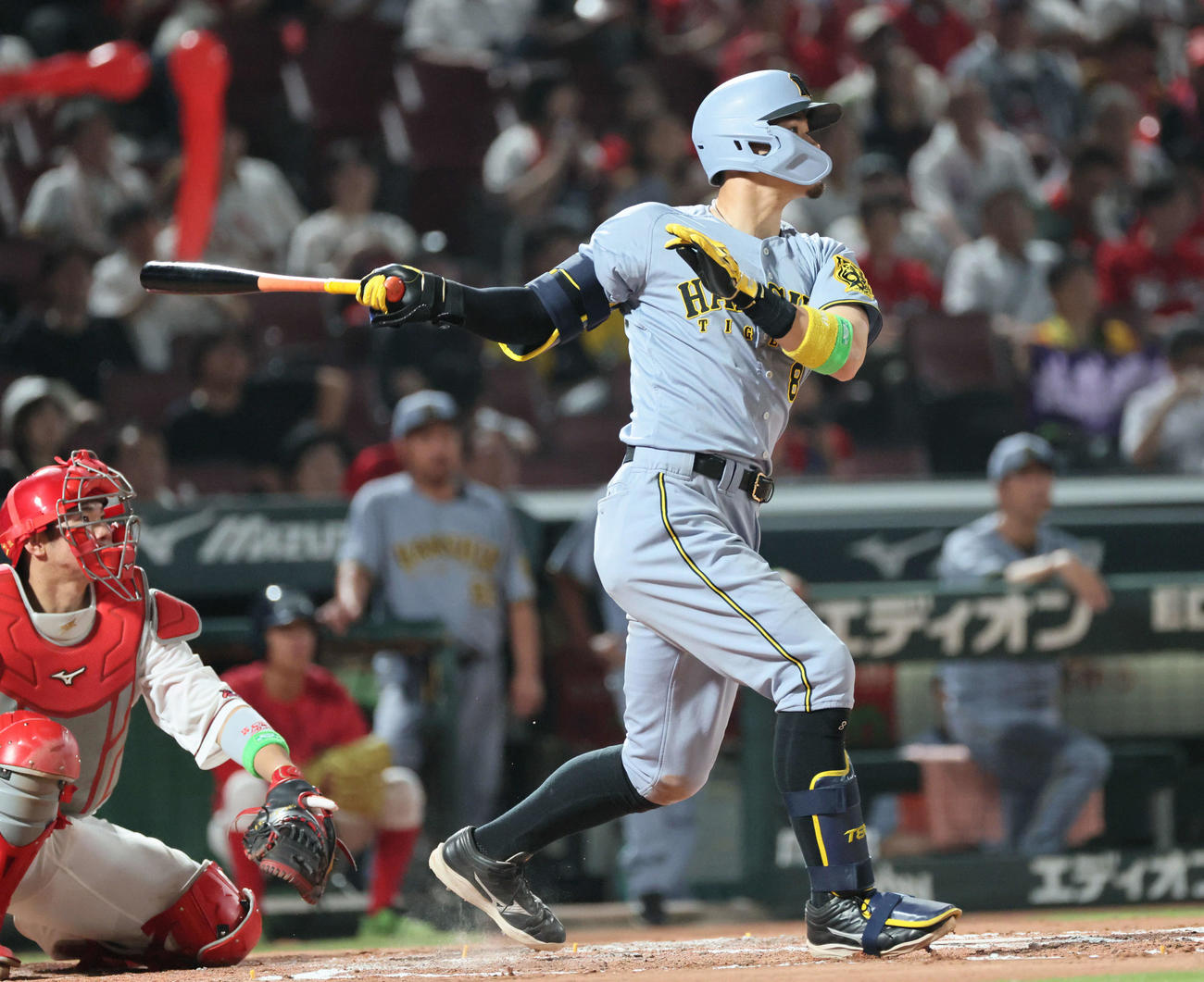 広島対阪神　7回表阪神1死、佐藤輝は中越え三塁打を放つ（撮影・加藤孝規）
