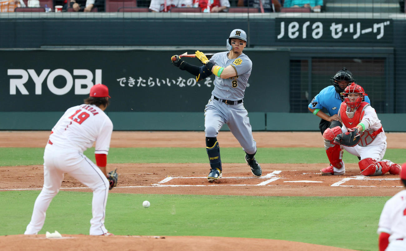 広島対阪神　1回表阪神1死二、三塁、佐藤輝は中前2点適時打を放つ。投手床田（撮影・加藤哉）