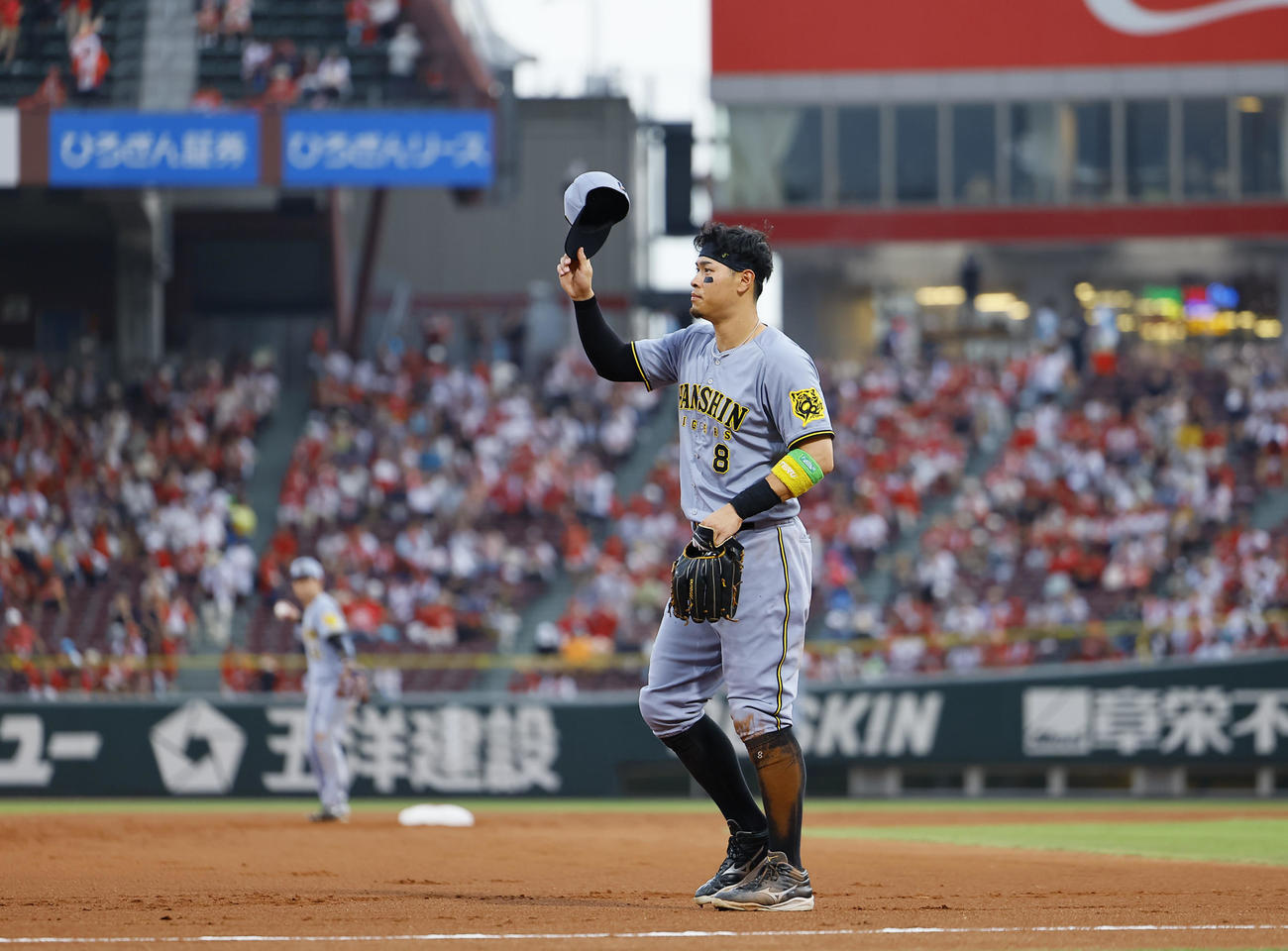 広島対阪神　1回に先制2点適時打を放ち、ファンの声援に応える阪神佐藤輝（撮影・藤尾明華）