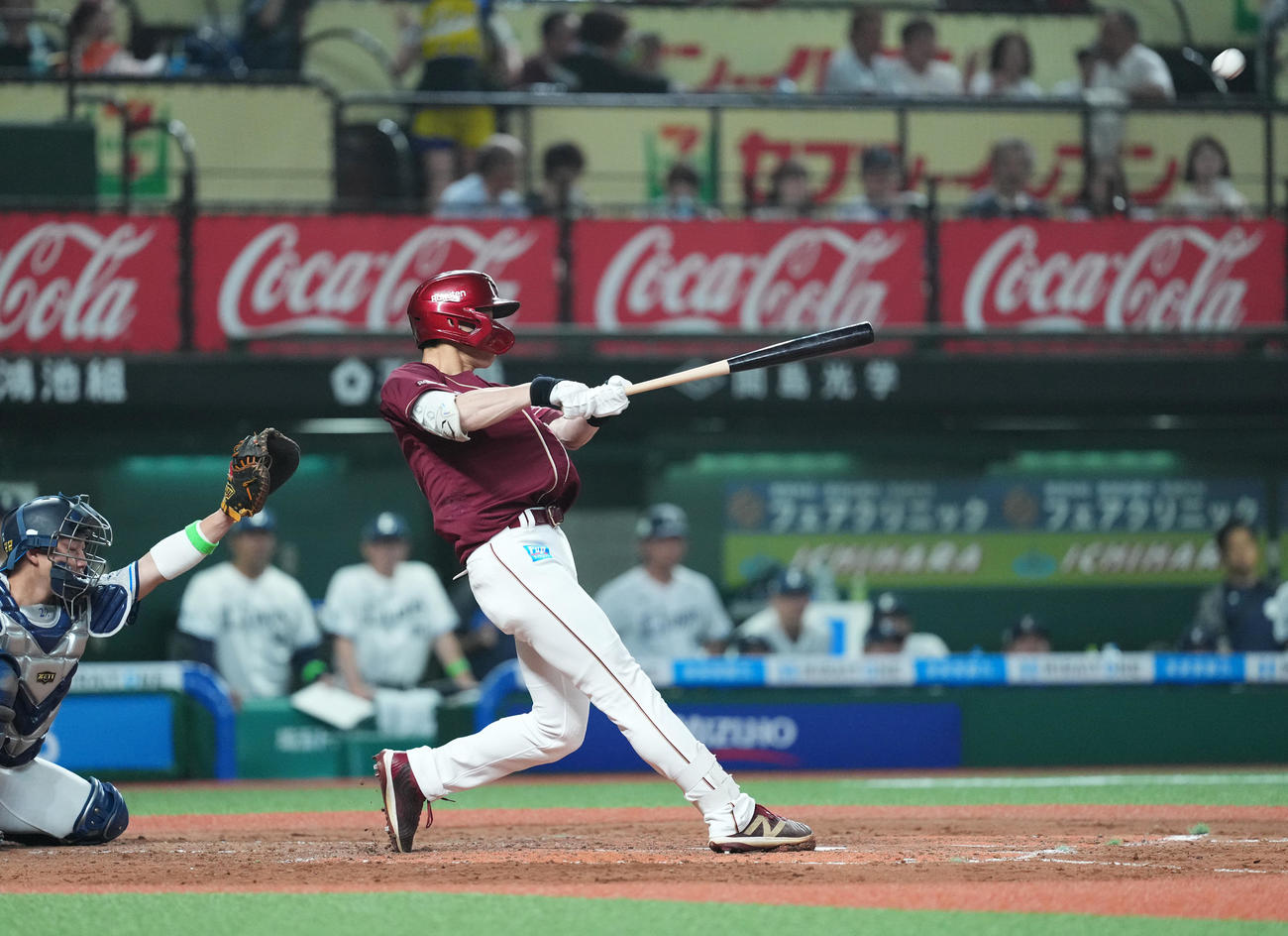 西武対楽天　4回表楽天1死、右越えにソロ本塁打を放つ辰己（撮影・菅敏）