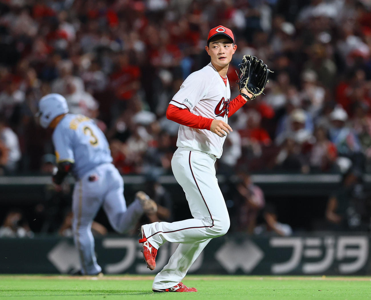 広島対阪神　5回表阪神1死二、三塁、大山に2点適時二塁打を許した岡本（撮影・藤尾明華）