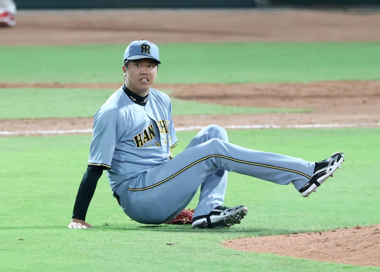 広島対阪神　5回裏広島無死、才木は小園の打球にジャンプするが捕球出来ず（撮影・加藤哉）
