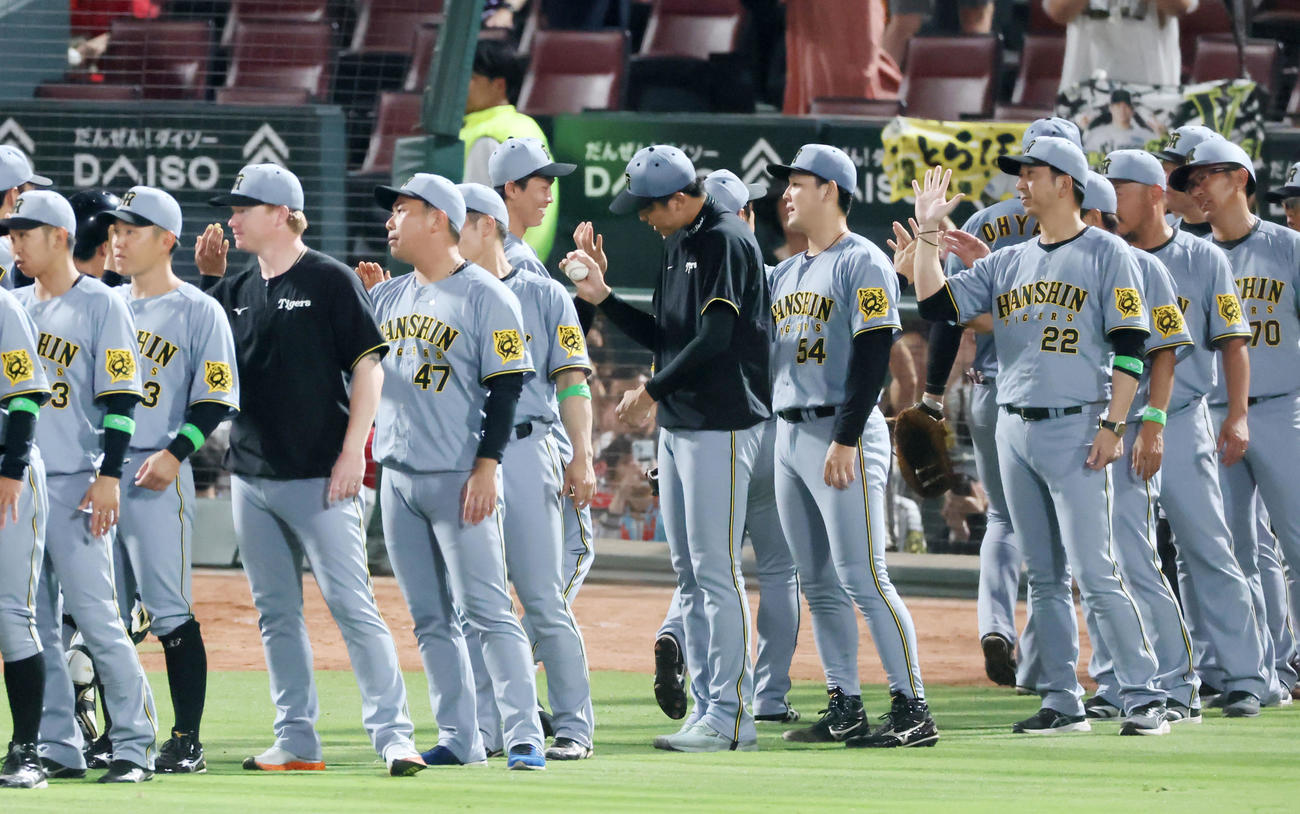広島対阪神　広島に勝利し湯浅からウイニングボールを手渡される才木（撮影・加藤哉）